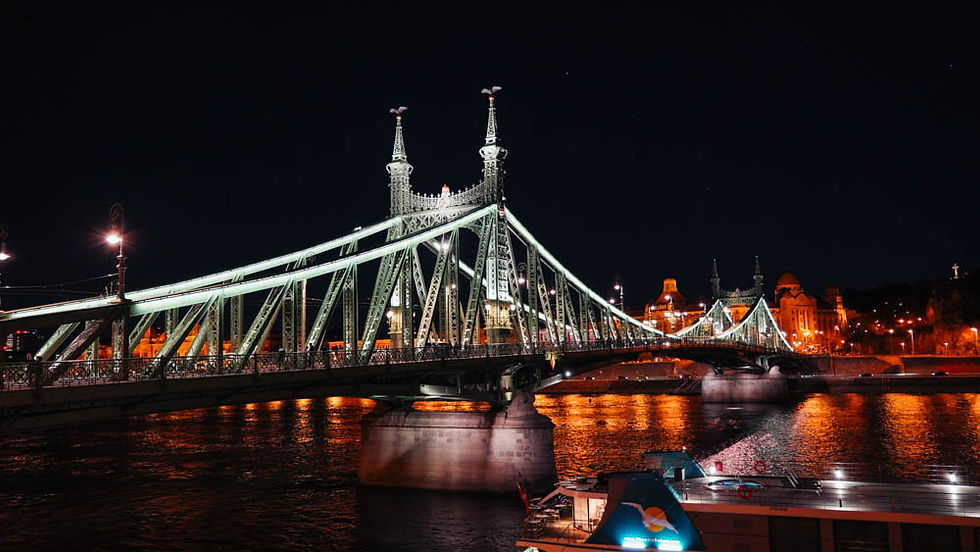 Die Freiheitsbrücke bei Nacht von der Pester Seite fotografiert