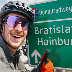 Philipp vor einem Schild, welches Bratislava ausschildert