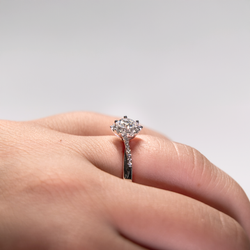 Anel Star04 com moissanite de 0,50ct no dedo – design com halo e aro cravejado em prata