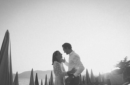 Le Mariage intimiste et détendu de Margaux & Harrison, pieds nus sur la plage, à St Tropez.