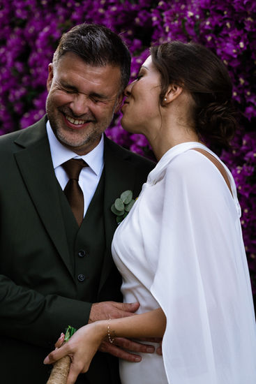 Des photos de mariages atypiques, vivantes, authentiques, hautes en couleurs, non conventionnelles, qui cassent les codes du mariage. Basée sur la côte d'azur, une destination photographer disponible dans toute la France, et à l'Etranger. La Loverie se définit par un style documentaire, avec un soupçon éditorial.