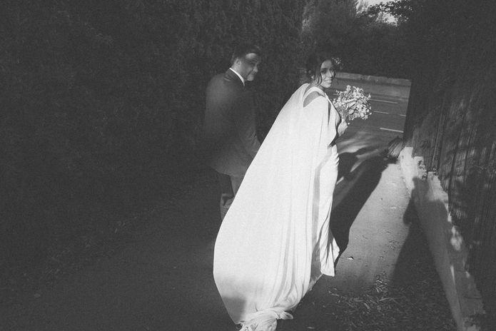 Des photos de mariages atypiques, vivantes, authentiques, hautes en couleurs, non conventionnelles, qui cassent les codes du mariage. Basée sur la côte d'azur, une destination photographer disponible dans toute la France, et à l'Etranger. La Loverie se définit par un style documentaire, avec un soupçon éditorial.