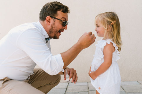Un mariage intimiste et détendu à la plage de St Tropez. La douceur de la Côte d'azur, les palmiers, la coccinelle et les pieds dans le sable. Un mariage civil en petit comité et une grande journée entre potes pour son mariage. La photographe Charlotte Gamus apporte avec La Loverie de la fraîcheur sur les mariages. Des images vivantes, pour la plupart prises sur le vif, au naturel, des images drôles qui cassent les codes traditionnels. la Loverie shoote les couples atypiques qui veulent créer leurs propres codes. La Loverie se définit par un style de photos de mariages documentaires, avec une touche éditoriale. 