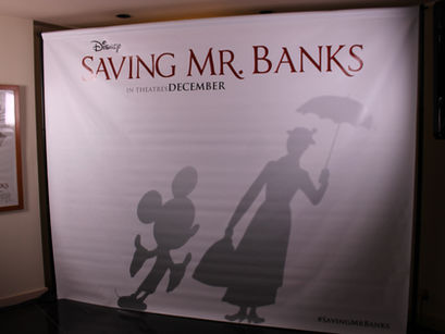 Affiche Saving Mr Banks Dans l'Ombre de Mary ombre Mickey Mouse ombre Mary Poppins petite affiche encadrée à la gauche de la grande affiche centrale