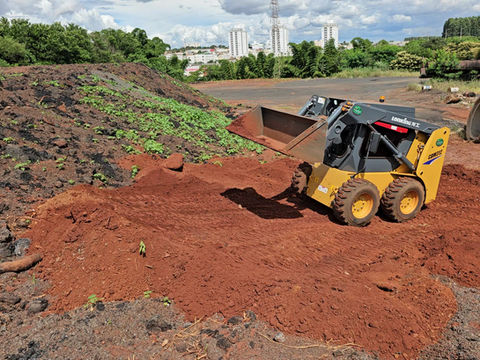 Miniatura: Mini carregadeira lonking videos operando
