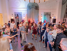 Hollywood5 is a dynamic live party band from St. Louis, MO, specializing in weddings & events,