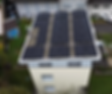Solarmodule auf dem Dach eines modernen Geschäftshauses.