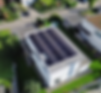 Solarmodule auf dem Dach eines Gebäudes.