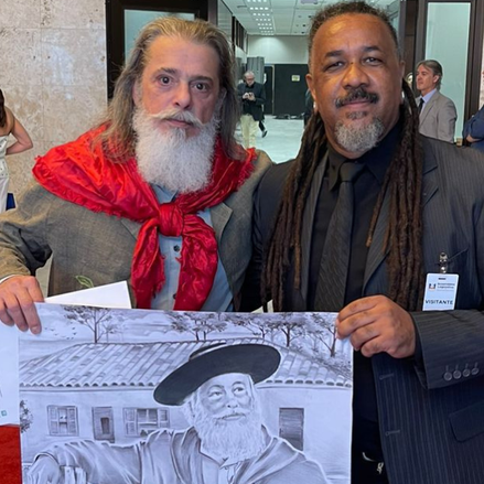 Cultura – Artista butiaense entrega Auto Retrato para Luis Marenco