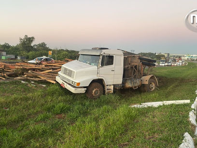 Acidente - Trânsito com fluxo lento na BR 290, com caminhão tombado na pista