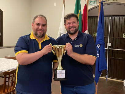 Social – Rotary Club de Butiá passa o troféu de reconhecimento, ao clube de Venâncio Aires