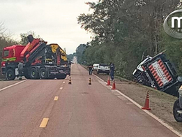 BR 290 - Houve bloqueio na BR 290, devido retirada do caminhão cegonha, tombado