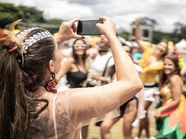 Celular no bloco de Carnaval - Dicas para proteger seu aparelho