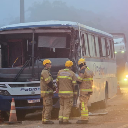 Acidente - Colisão entre ônibus que saiu de Butiá e levava trabalhadores  para fumageira, e um caminhão, deixa mortos e feridos