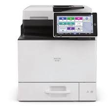 Impresora multifuncional RICOH IMC 300 con panel táctil.