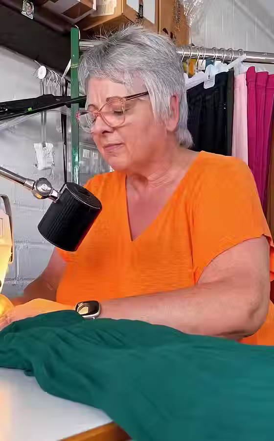 Schneiderin Bibi in der Änderungsschneiderei