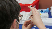 Man overlijdt 5 minuten na vaccinatie, prikcentrum in rep en roer: zo reageert het Lareb