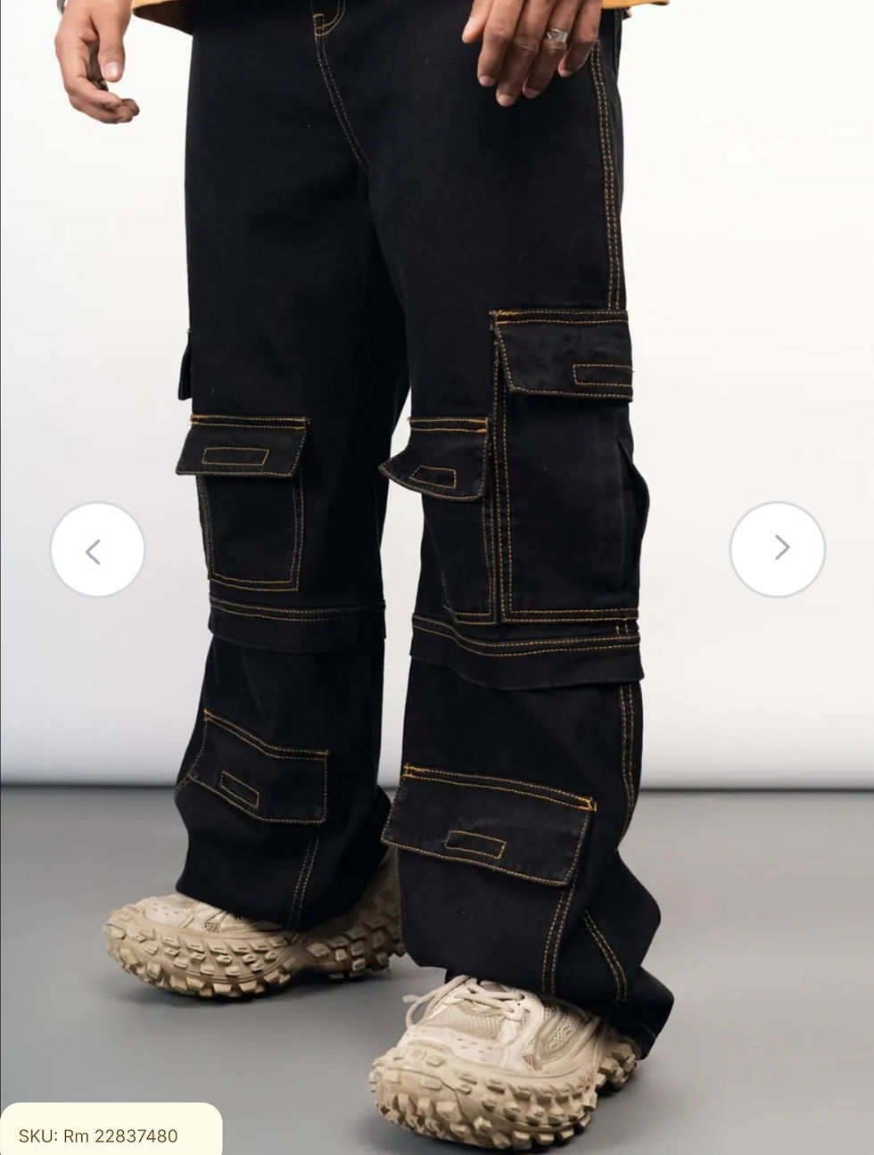 Thumbnail: Men Black Relaxed Fit High-Rise Pure Cotton Cargo Jeans