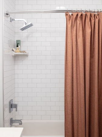 Shower/bath with full tile surround