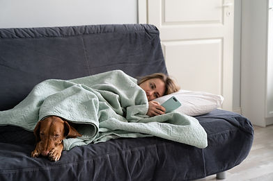 Frau mit Decke auf Sofa.jpg