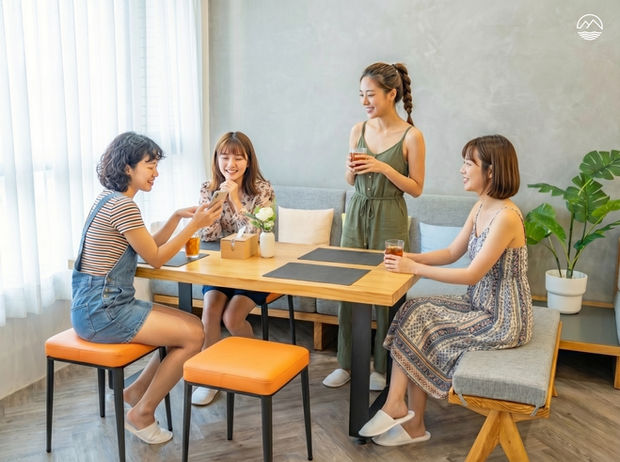 眺浪島民宿包棟餐桌空間,適合朋友家人聚會用餐