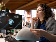Mulher analisando dados em uma dashboard