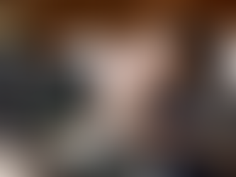 Mulher analisando dados em uma dashboard