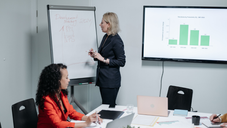 Pessoas analisando KPIs de empresas