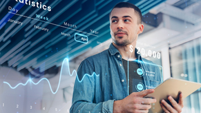 Pessoa utilizando IA corporativa no dia a dia