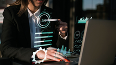 Mulher olhando dados em um notebook