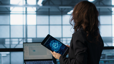 Pessoa utilizando Dados e IA no trabalho