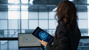 Pessoa utilizando Dados e IA no trabalho