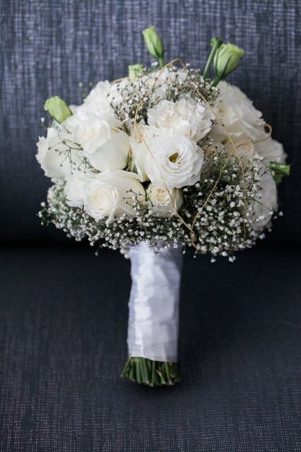 The Bride carried a bouquet of Garden Rose,Lycentus,baby breath to the ceremony