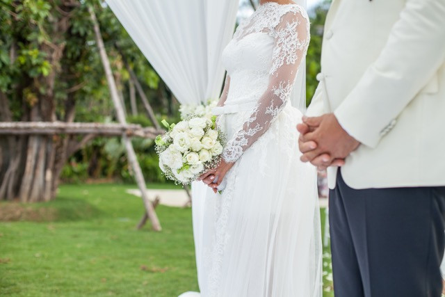 At the Ceremony ,the Ivory White bouquet style by the bride. 