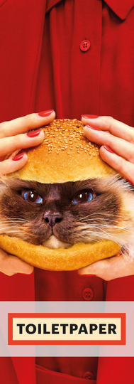 Gatto Ragdoll fornito da Animal Spot Milano, inserito in un panino da hamburger per Toiletpaper magazine. Fotografia di Pierpaolo Ferrari e Maurizio Cattelan. Gatto addestrato per servizio fotografico, scatto surreale e pop.