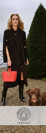 Un cane Labrador marrone, fornito da Animal Spot Milano, posa per la campagna pubblicitaria di Versace a Villa Balbiano con la modella Georgina Greenvile.