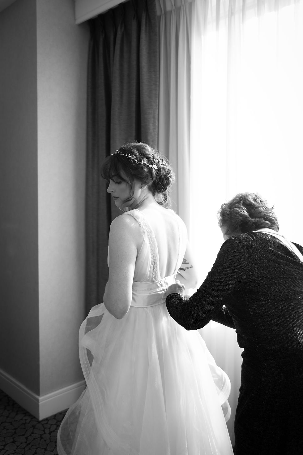 bride getting ready at Hilton Garden Inn downtown Buffalo wedding