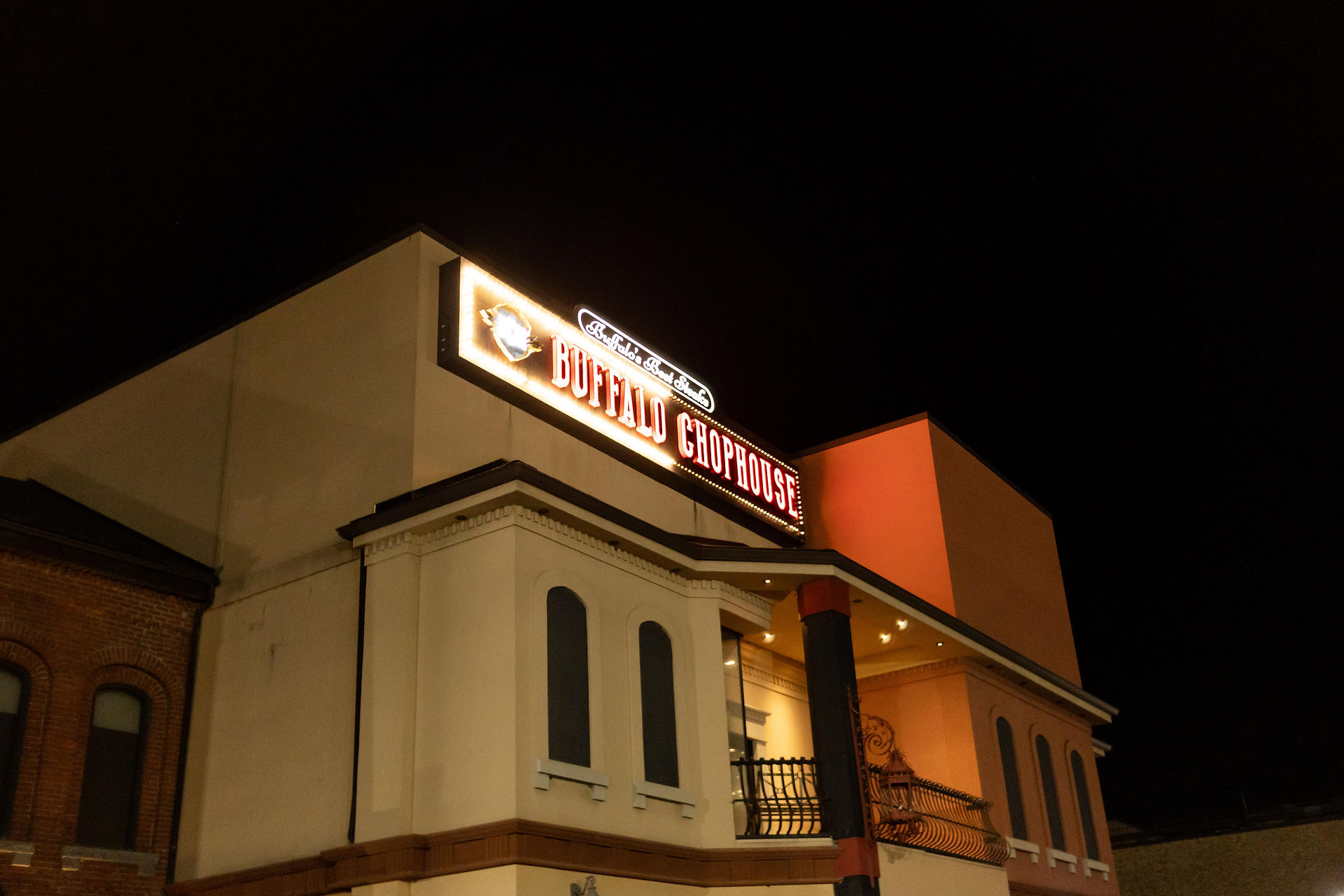 buffalo chophouse sign at night