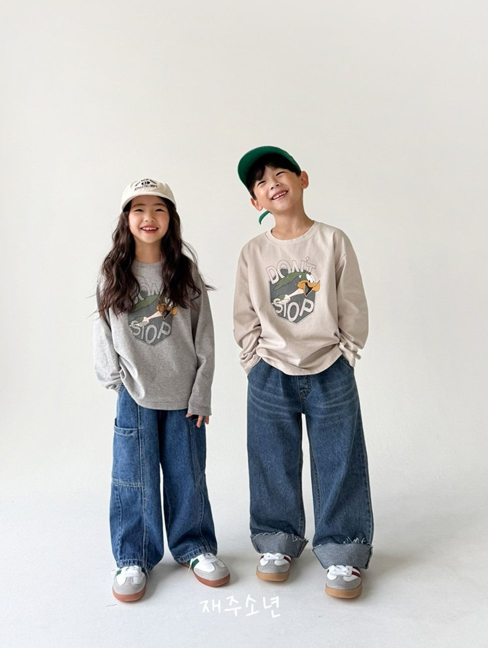 아이들 데님 팬츠와 티셔츠 모델 착용샷