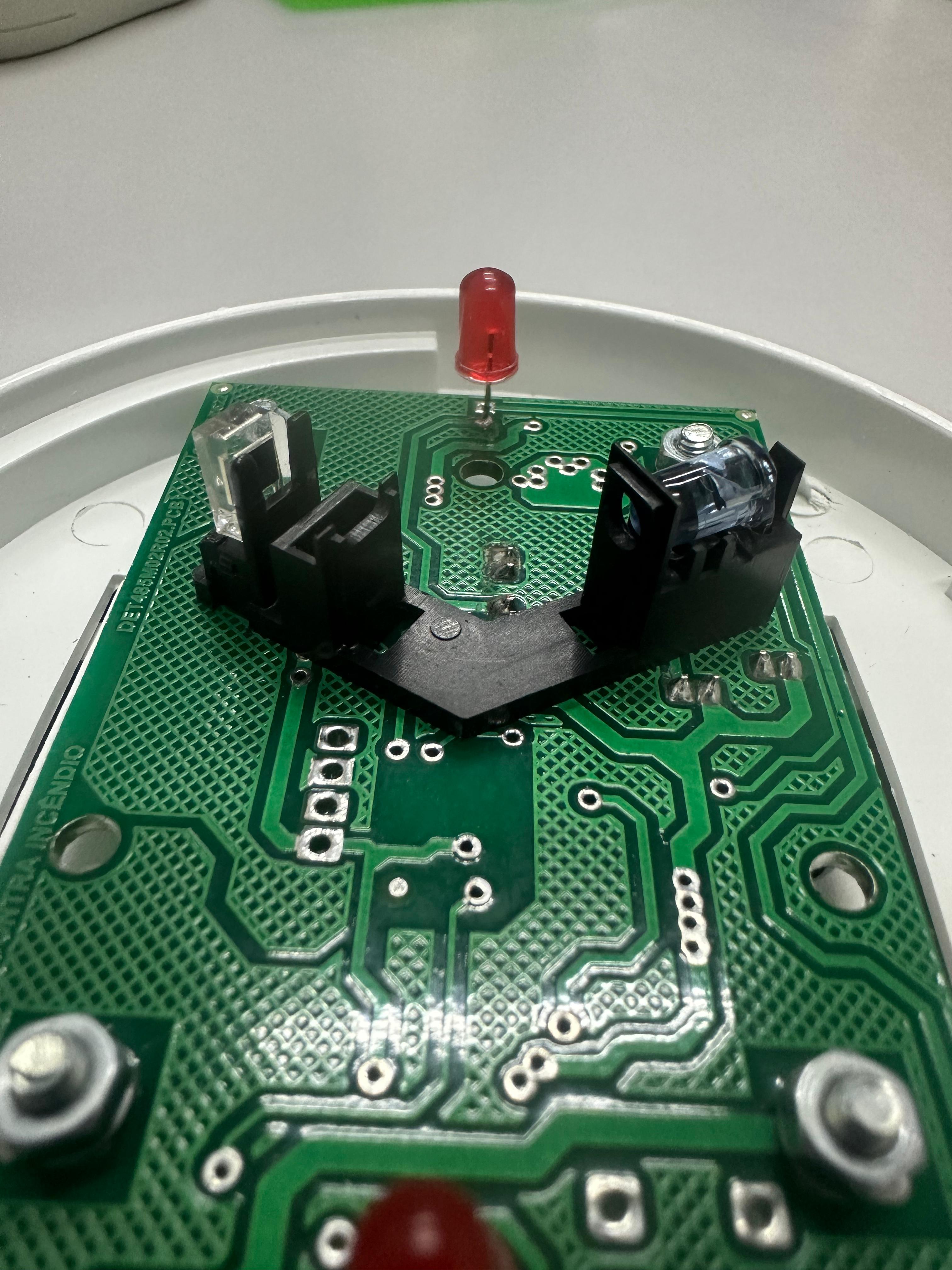 Receptor e emissor de luz infravermelha no detector de fumaça