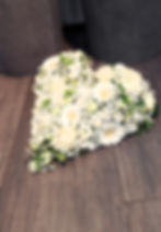 Blumenherz in Weiss-Tönen