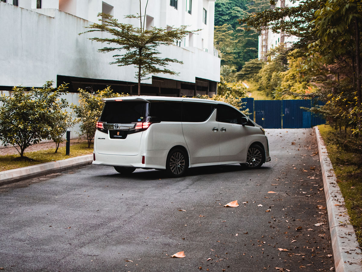 Toyota Vellfire photo 2
