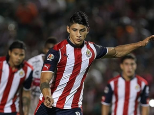 Alan Pulido Criticized by Chivas Fans After Complaining About Heat During Training Amid Lack of Playing Time
