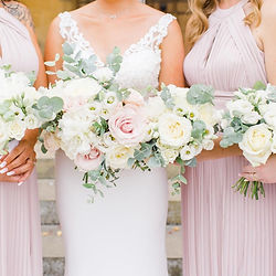 Bridal bouquet with pastel roses and seasonal blooms, beginner floristry workshop