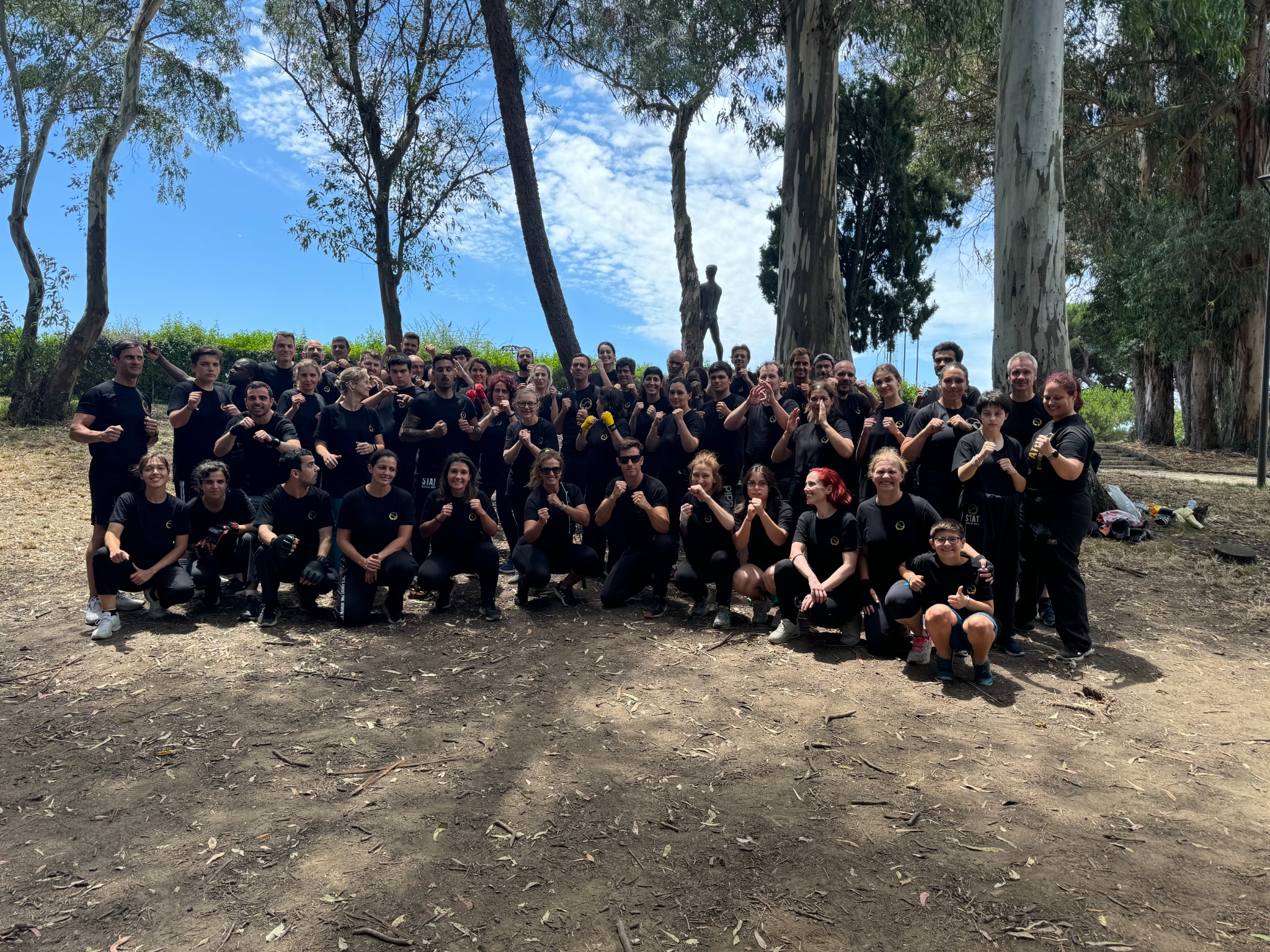 Grupo de participantes de STAT Krav Maga reunidos ao ar livre