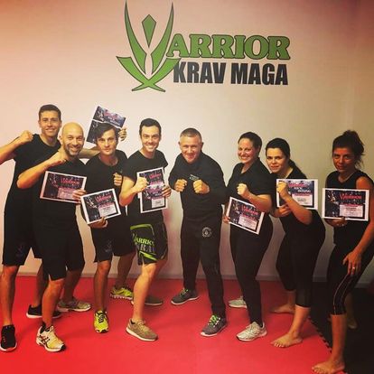 Grupo de participantes de Krav Maga reunidos num espaço de treino