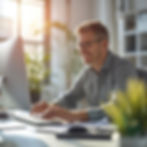 Impiegato lavora al computer in ufficio