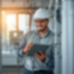 Tecnico che lavora con un tablet in mano