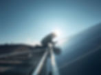 Tecnico che fa manutenzione a un impianto fotovoltico residenziale in una giornata di sole