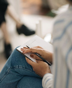 Fotografía que representa empatía y apoyo emocional, valores fundamentales en la psicoterapia individual. Refleja el vínculo